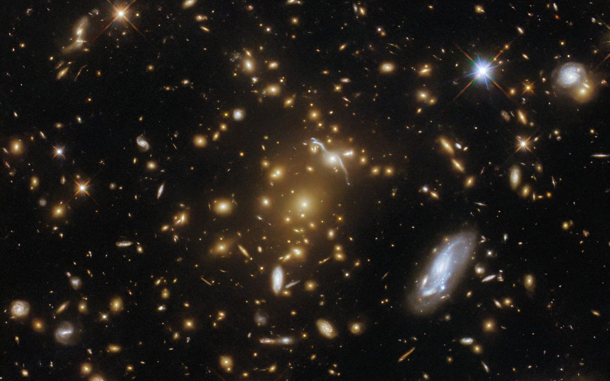 Hubble Telescope Sees Heart of Giant Galaxy Cluster (Photo)